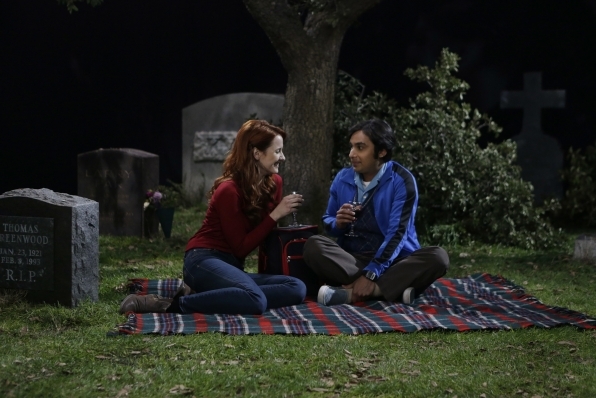 Emily y Rajesh, aun siendo la gran novedad de la temporada, son desaprovechados como pareja. Fuente: cbs.com/shows/big_bang_theory/photos.