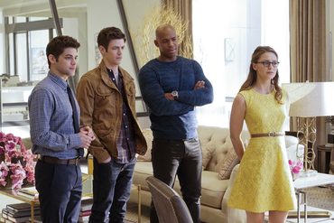 First Look: The Flash Helps Supergirl In 'Worlds Finest'
